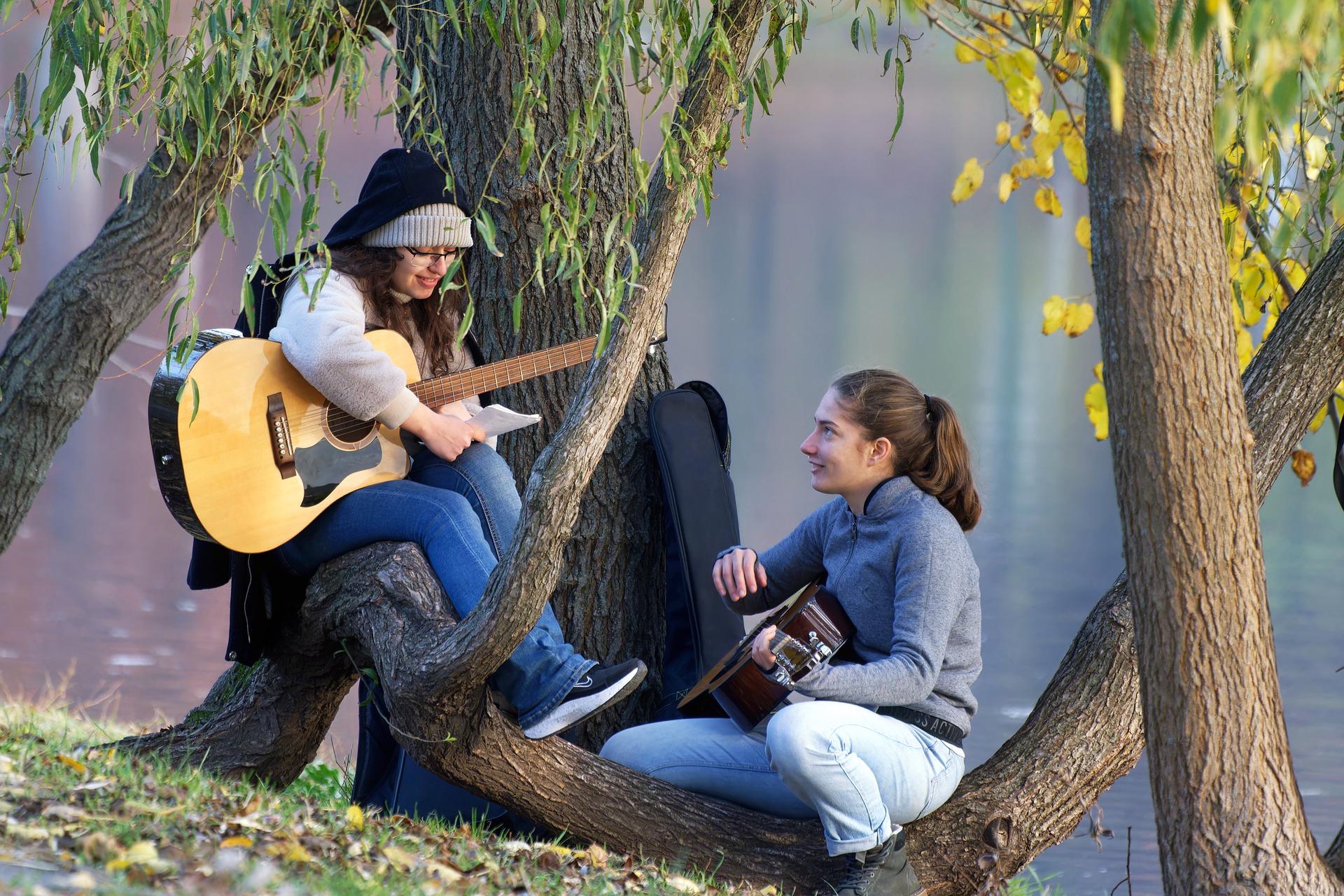 Två flickor spelar gitarr