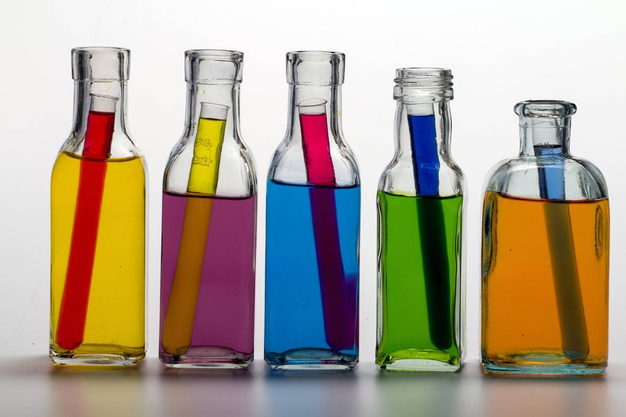 färgglada flaskor värikkäät pullot